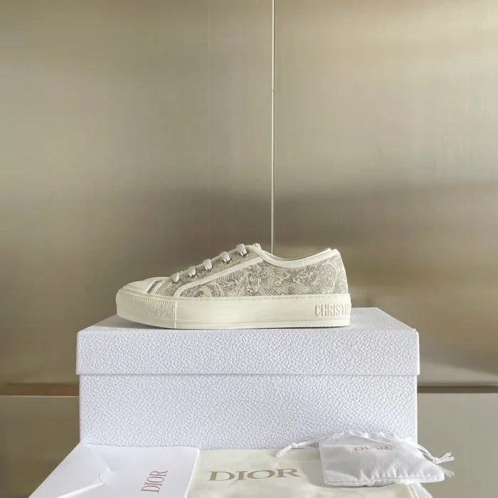 D - SNEAKERS