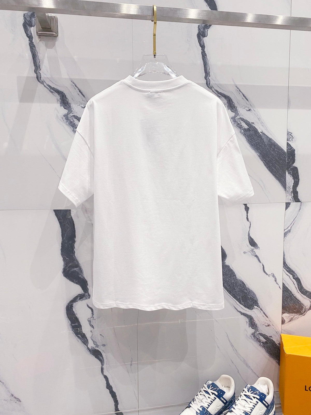 V - TSHIRT