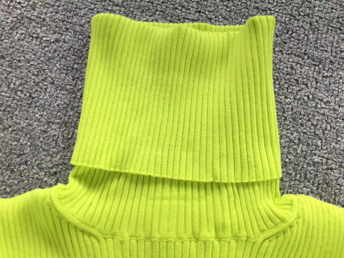 V - SWEATER