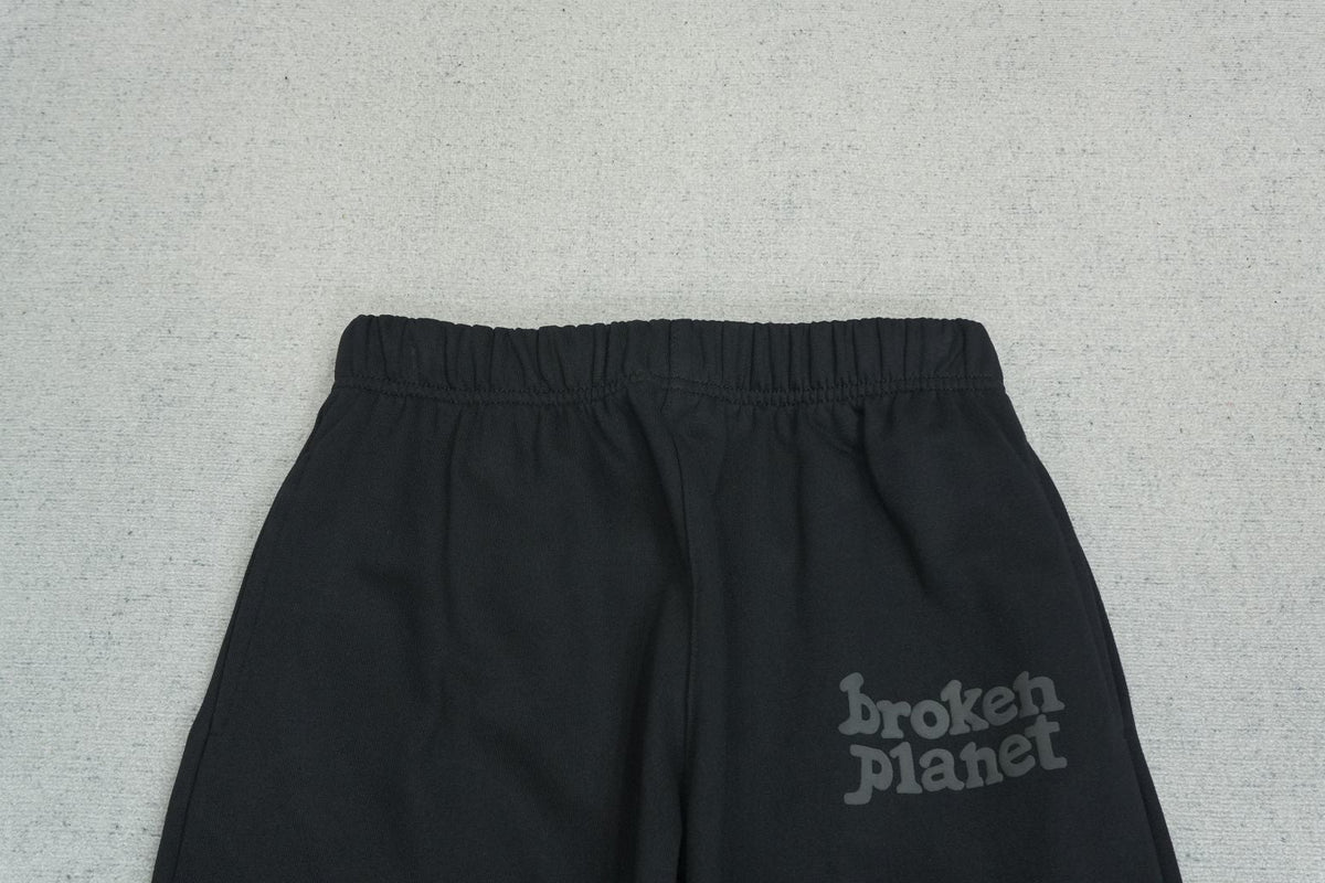 B - SWEATPANTS