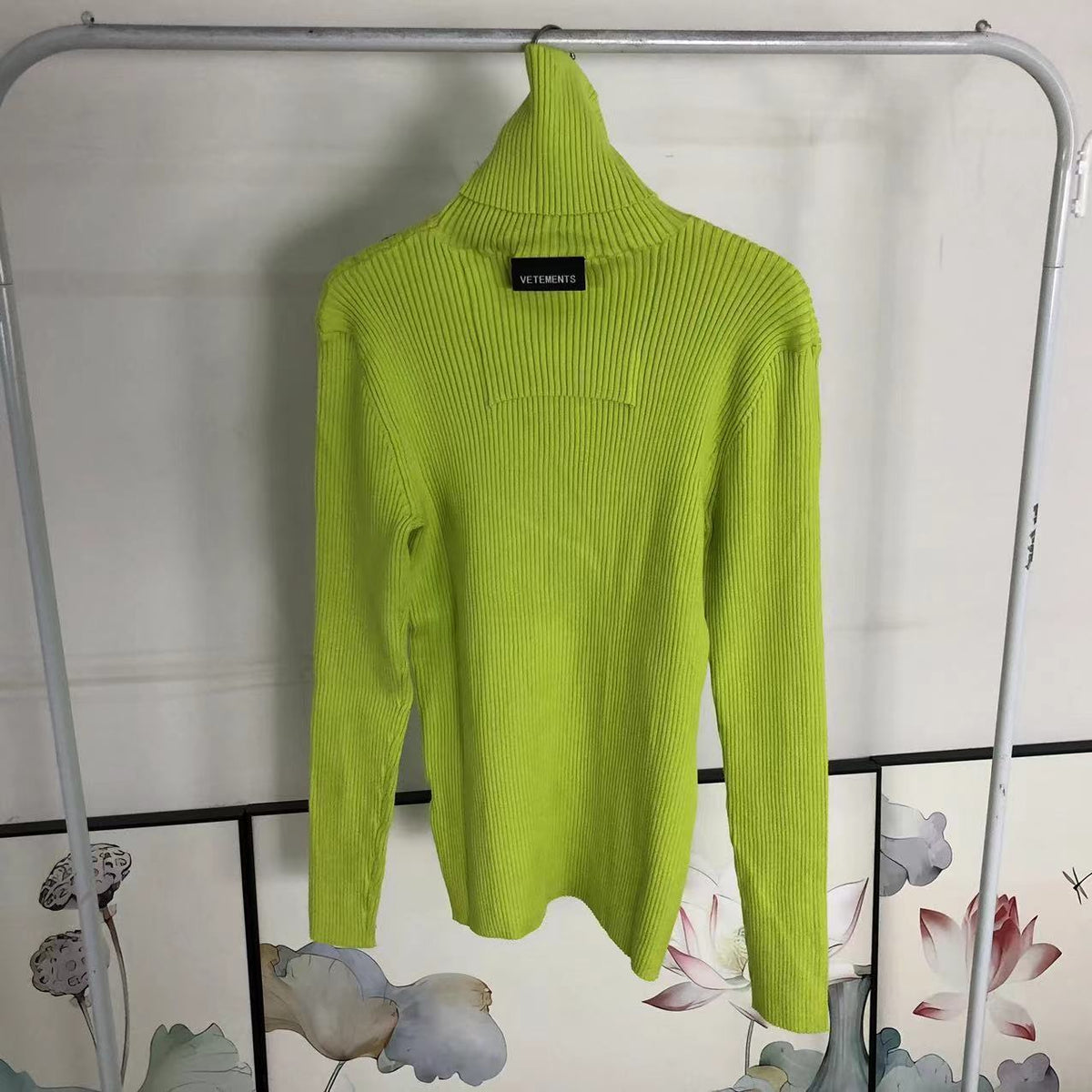 V - SWEATER