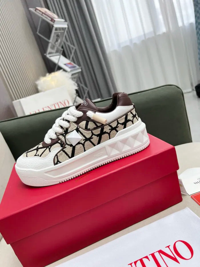 V - SNEAKERS