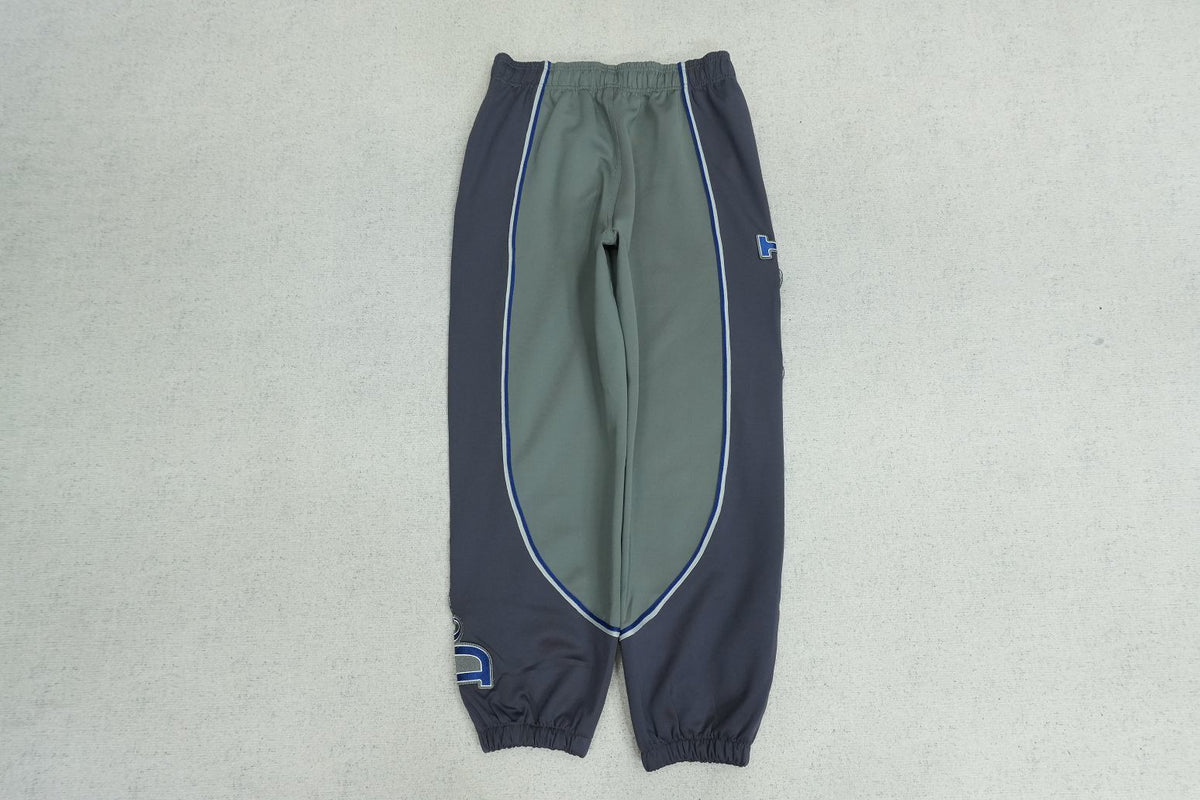 D - SWEATPANTS