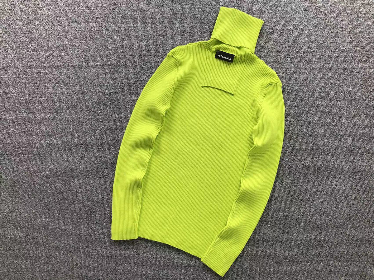 V - SWEATER