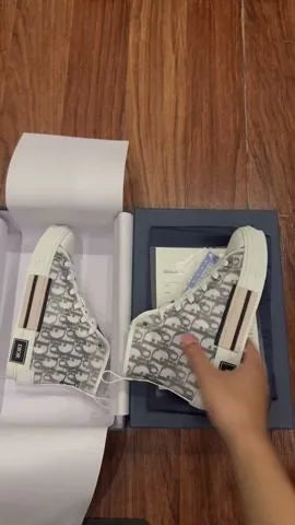 D - SNEAKERS