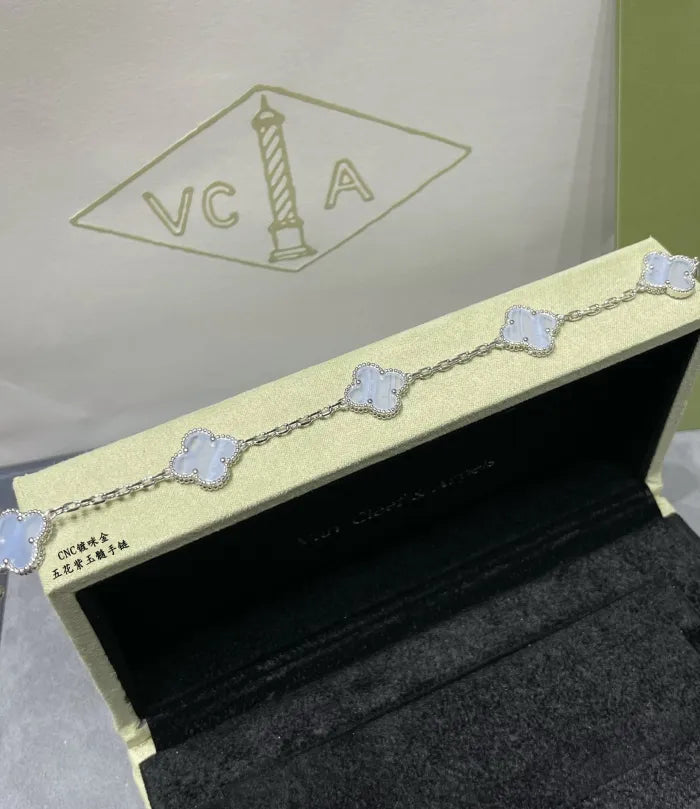 V - ARMBAND