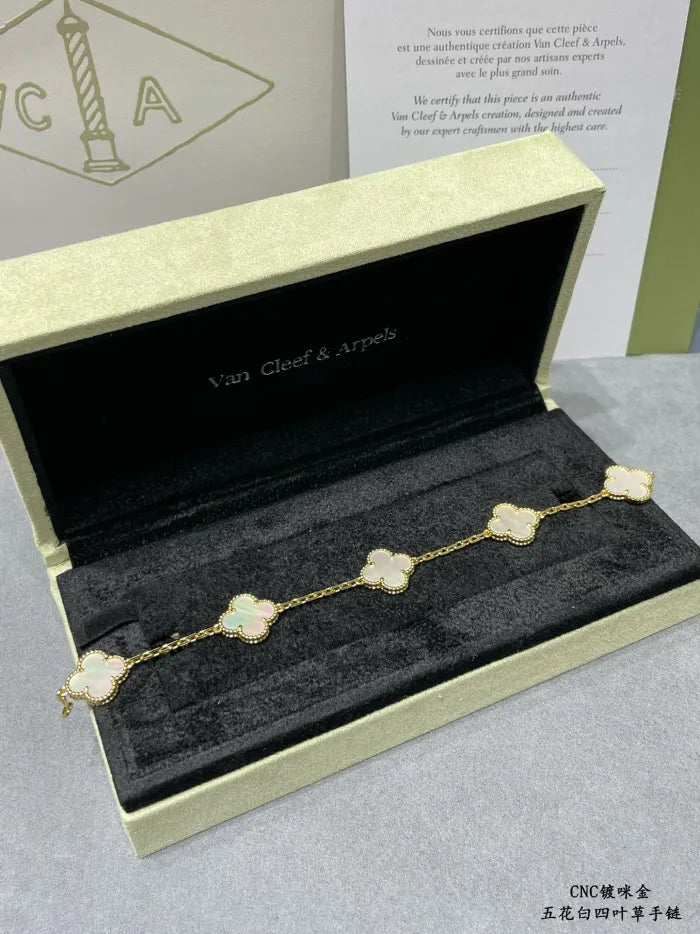 V - ARMBAND