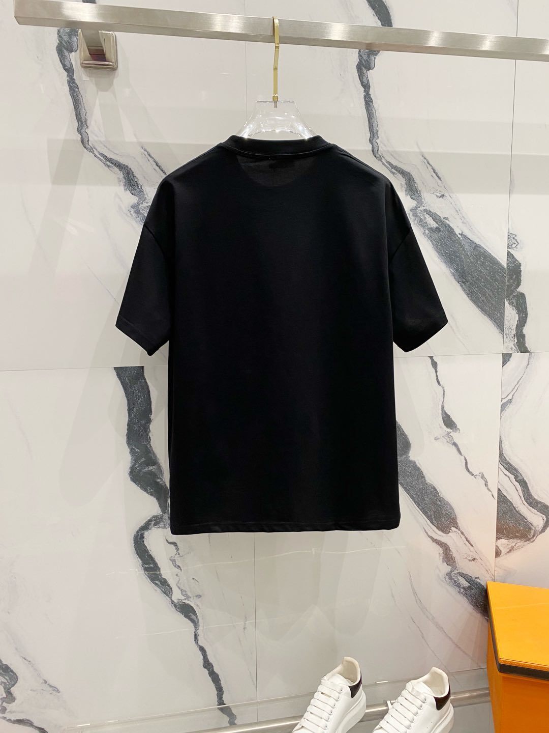 V - TSHIRT